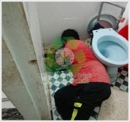 Thông bồn cầu bị tắc nặng tại nhà