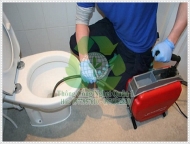 Thông bồn cầu bằng băng dính như thế nào?