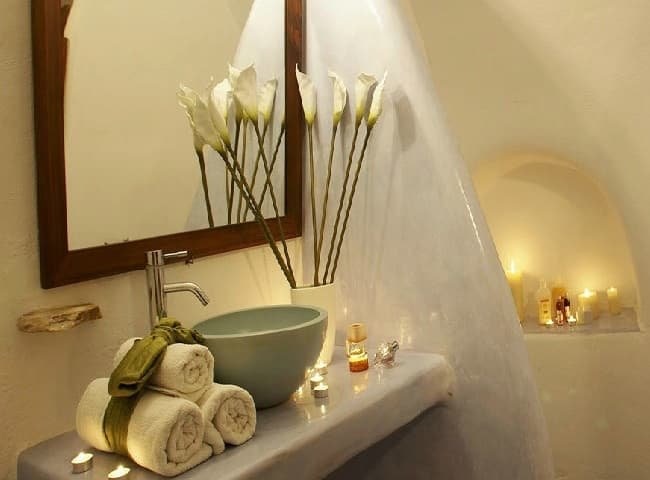 Cũng giống chai xịt ph&ograve;ng, s&aacute;p thơm hay nến thơm l&agrave; biện ph&aacute;p khử m&ugrave;i nhanh