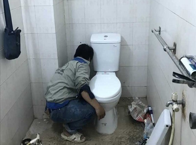 Xử l&yacute; bồn cầu bị tắc vật cứng bằng dịch vụ chuy&ecirc;n nghiệp