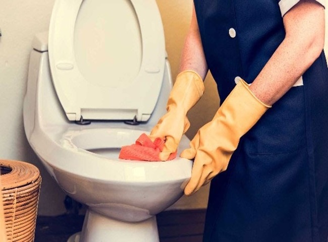 xử lý bồn cầu bị xì hôi bằng cách dọn dẹp thường xuyên