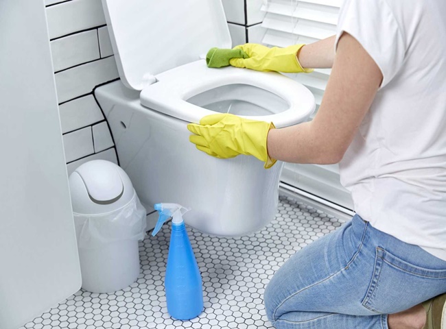xử lý bồn cầu bị xì hôi bằng các dung dịch vệ sinh thông dụng
