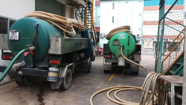 bồn cầu k&ecirc;u ục ục