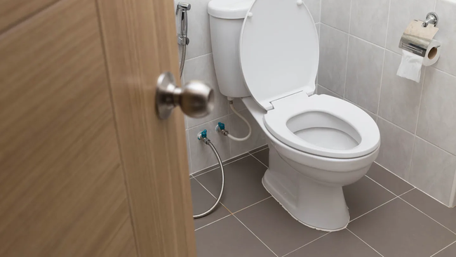 Đặt bồn cầu đ&uacute;ng vị tr&iacute; để tr&aacute;nh hiện tượng bị tắc nghẽn, tr&agrave;o ngược