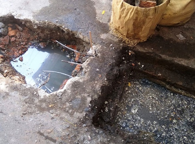 Tắc đường cống tho&aacute;t nước ảnh hưởng sinh hoạt.