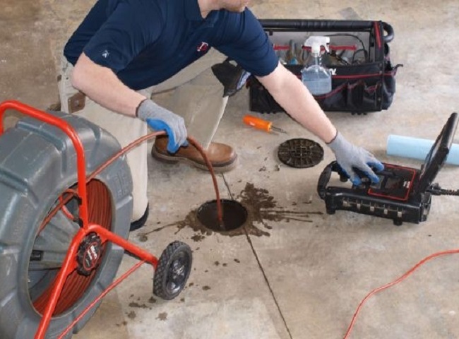 D&ugrave;ng m&aacute;y th&ocirc;ng tắc đường ống tho&aacute;t nước.