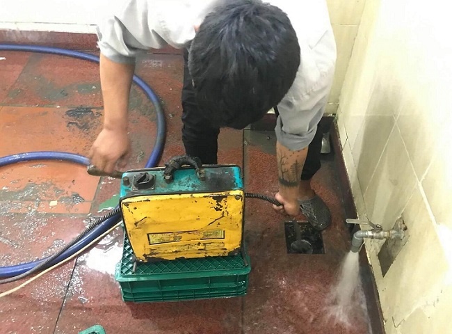 Thông đường ống thoát nước bị trào ngược bằng máy lò xo.