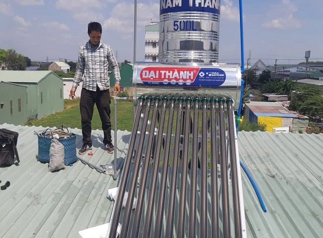 Bồn nước đứng lắp trên mái nhà.