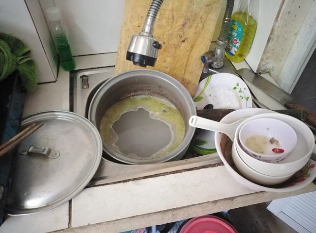 Dầu mỡ trong sinh hoạt đổ ra nước thải.