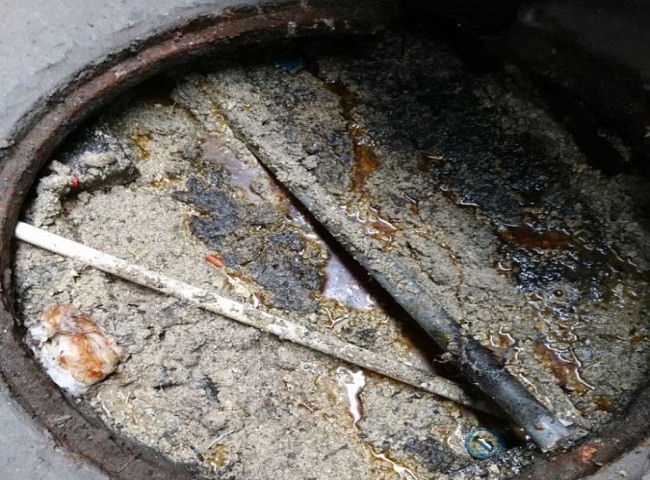 Dầu mỡ g&acirc;y tắc đường ống tho&aacute;t nước.