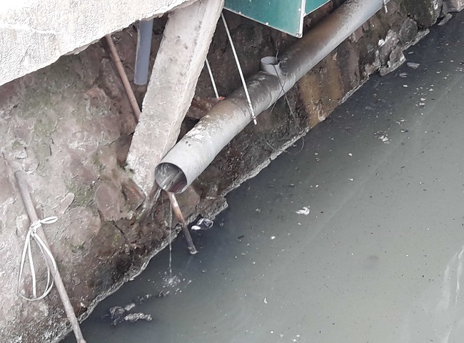 Hạn chế tối đa dầu mỡ đổ ra bên ngoài môi trường.