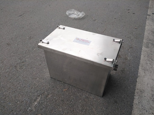 Bộ lọc dầu mỡ trong đường ống mini.