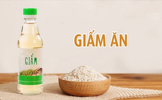 Xử l&yacute; m&ugrave;i h&ocirc;i cống bằng giấm ăn