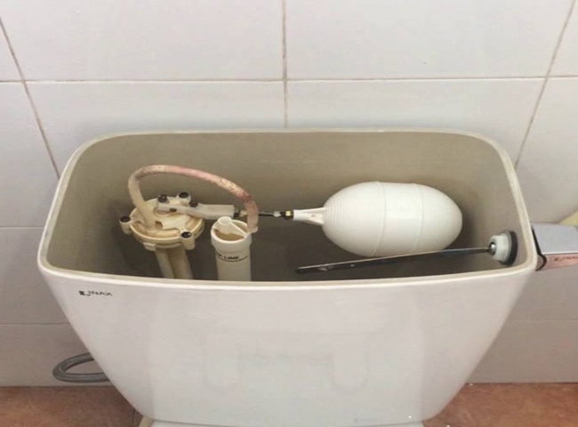 Nước trong bồn cầu bị h&uacute;t sạch khi xả do mất nước cục bộ