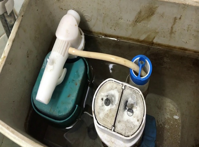 Nước trong bồn cầu bị h&uacute;t sạch do mất nước cục bộ