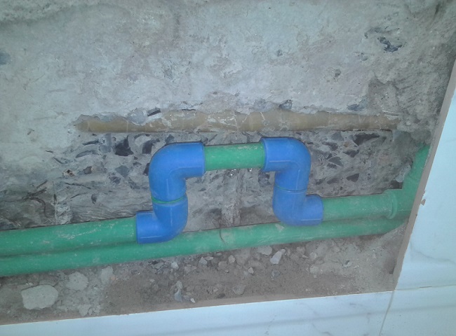 Tiến hành đục tường để xử lý đường ống.