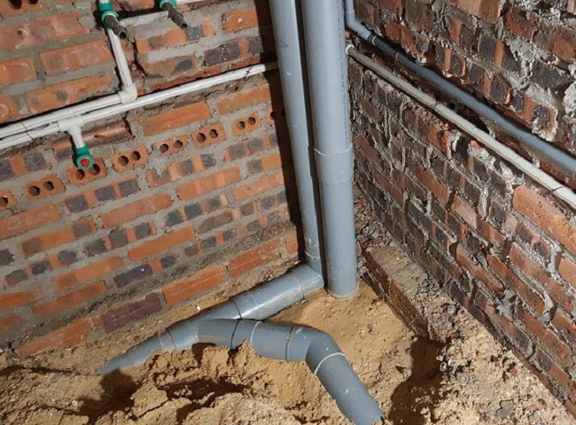 Đường ống thoát nước âm tường bị rò rỉ.