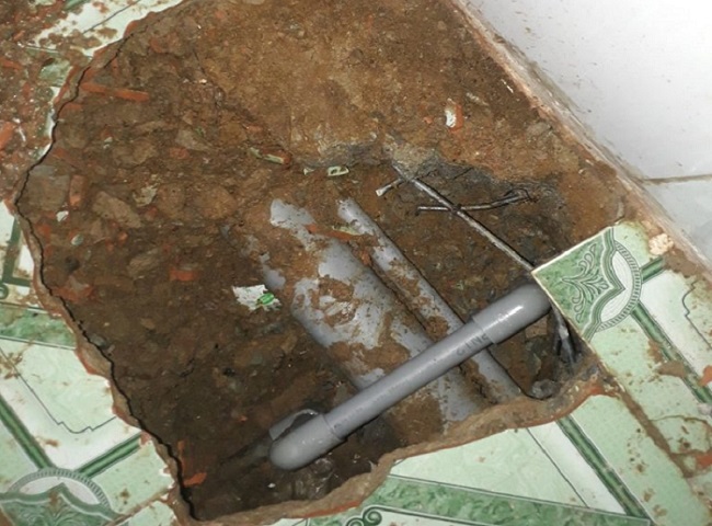 Vị trí đường ống thoát nước bị rò rỉ.