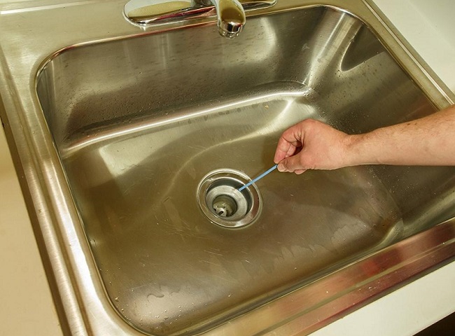 Bạn có thể sử dụng que thông cống cho bồn rửa.