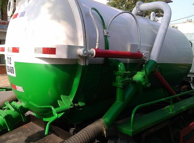 Thi c&ocirc;ng r&uacute;t hầm cầu tại Quận 1.