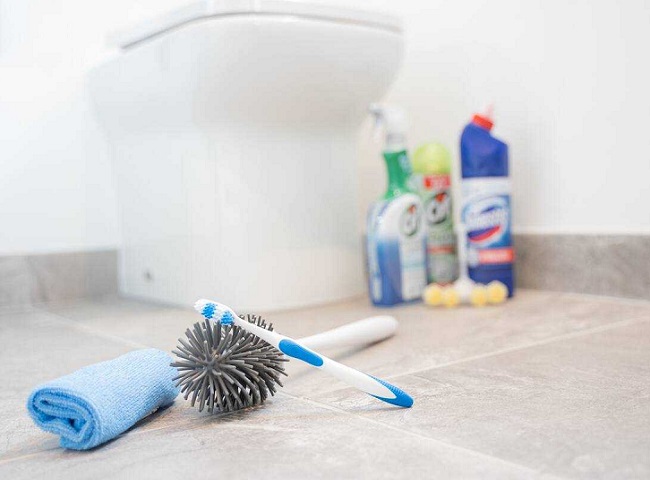 Dụng cụ vệ sinh vết ố v&agrave;ng nh&agrave; tắm.