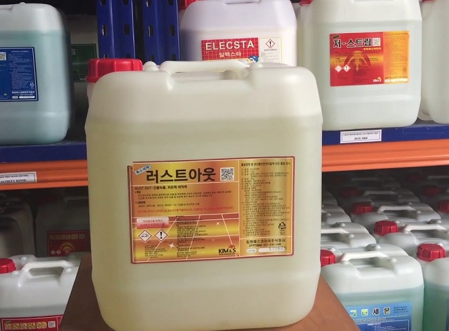 D&ugrave;ng h&oacute;a chất canxi tẩy ố v&agrave;ng nh&agrave; tắm.