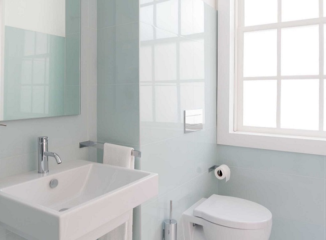 Nh&agrave; tắm được tẩy trắng ố v&agrave;ng sạch sẽ.