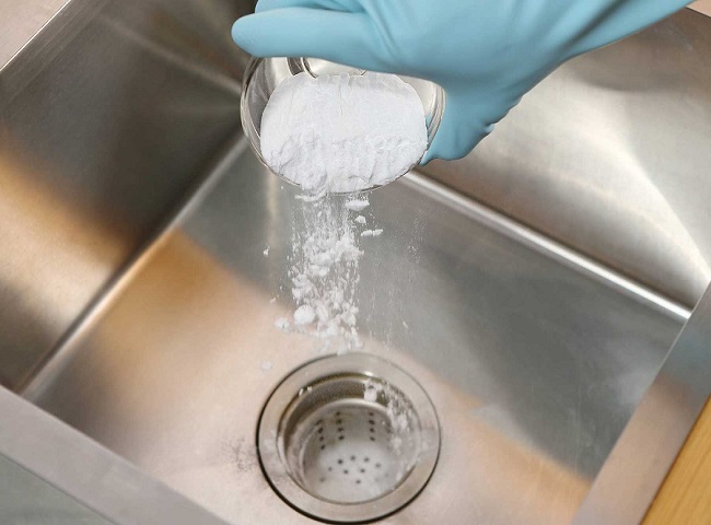 Kết hợp hóa chất để thông bồn rửa bát nhanh chóng.