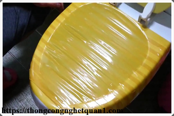 Th&ocirc;ng tắc nghẽn bồn cầu đơn giản bằng băng d&iacute;nh