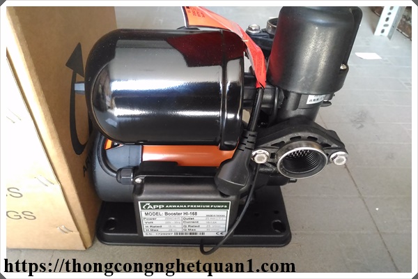 D&ugrave;ng m&aacute;y bơm tăng &aacute;p vệ sinh đường ống nước