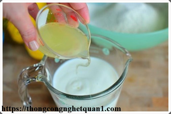 Vệ sinh bồn cầu bằng chanh tươi