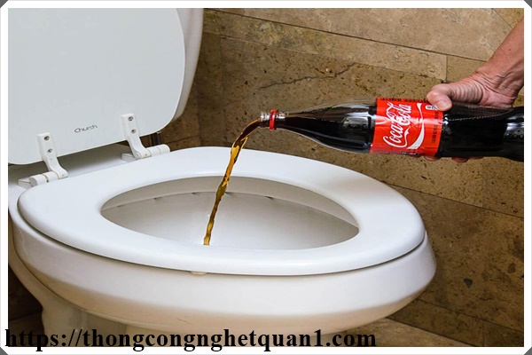 Làm sạch bồn cầu bằng Coca cola