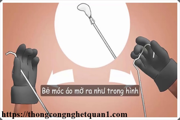 Th&ocirc;ng nghẹt cống tho&aacute;t nước bằng m&oacute;c treo quần &aacute;o