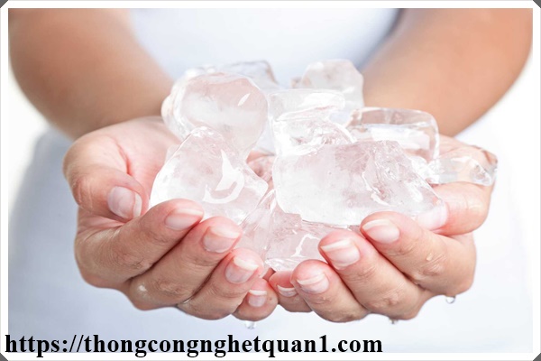 Th&ocirc;ng tắc bồn cầu bằng nước đ&aacute; tại nh&agrave;