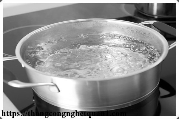 Vệ sinh đường ống nước bằng nước s&ocirc;i v&agrave; giấm ăn