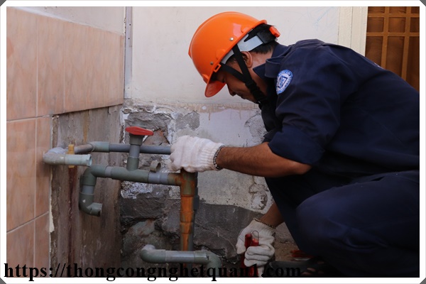 Nh&acirc;n vi&ecirc;n vệ sinh đường ống nước bị nghẹt