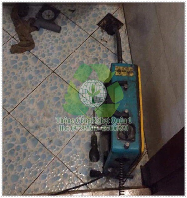 Kiểm tra m&aacute;i t&ocirc;n tr&ecirc;n trần nh&agrave; bị dột