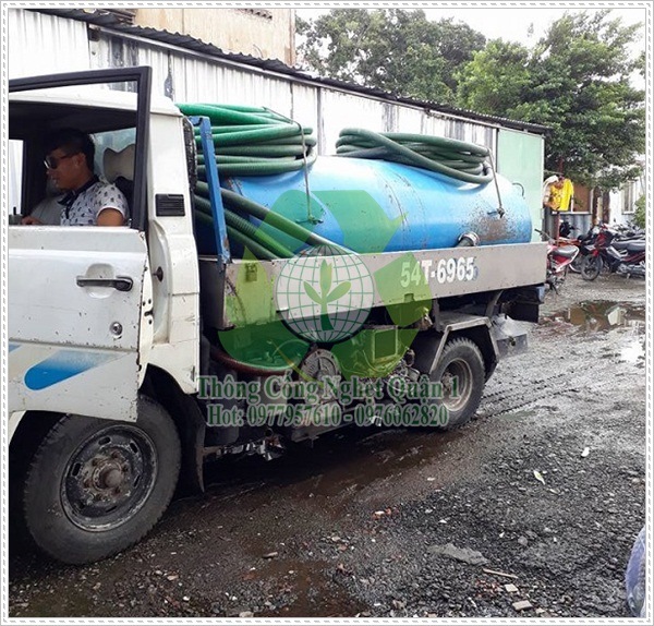 Tiến h&agrave;nh h&uacute;t bể phốt hải ph&ograve;ng.