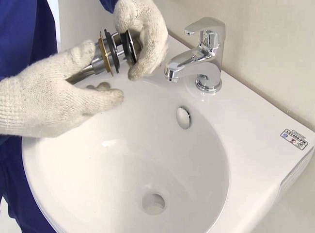 Xử lý vòi nước lavabo chảy yếu