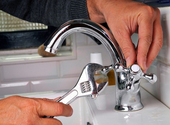 Sửa vòi nước bị rò rỉ.