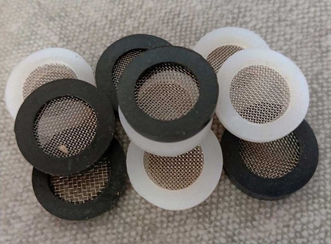 Gỡ gioăng cao su bị rò rỉ.