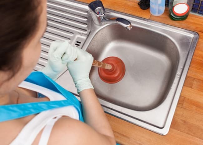 D&ugrave;ng c&aacute;c c&ocirc;ng cụ bảo hộ khi th&ocirc;ng tắc bồn rửa