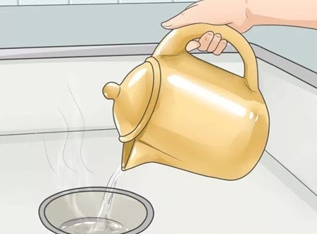 Xử l&yacute; r&ecirc;u trong ống nước bằng nước s&ocirc;i