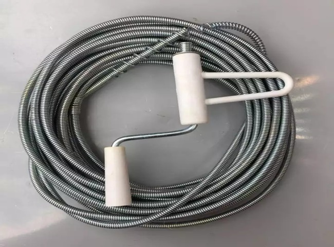 Xử l&yacute; r&ecirc;u trong ống nước bằng d&acirc;y th&ocirc;ng cống